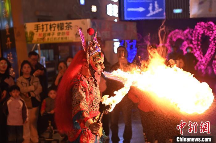 圖為工作人員進(jìn)行雜耍表演。李亞龍 攝</p><p>