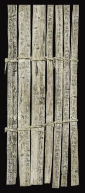 漢簡《康居王使者冊》。此簡記載了西域康居國使者前來“進貢”駱駝，抵達敦煌遇到不公后反映問題，朝廷受理解決的經(jīng)過。新華社發(fā)（甘肅簡牘博物館供圖）