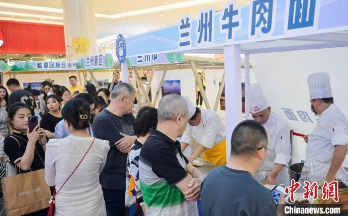 5月11日，“醉美玉如意·感恩幫扶情”甘肅(天津)文創(chuàng)非遺市集和特色美食展示活動在天津舉行。(天津市文旅局供圖)