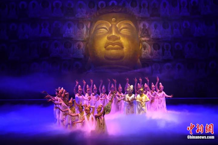 2024年2月23日晚，中國經(jīng)典舞劇《絲路花雨》在甘肅蘭州演出恭賀新春。李亞龍 攝