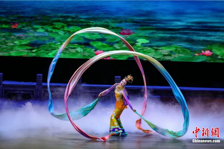 2023年4月17日晚，中國經(jīng)典舞劇《絲路花雨》在澳門百老匯劇場演出。甘肅演藝集團(tuán) 供圖