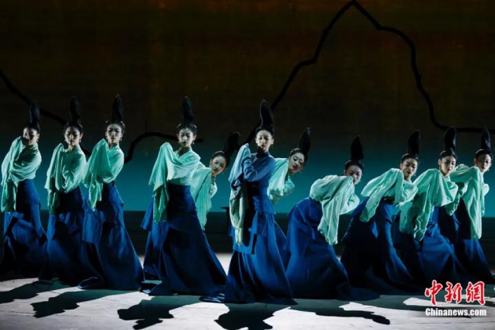 2024年2月29日晚，舞蹈詩劇《只此青綠》在北京上演，多國駐華使節(jié)和國際組織代表前來觀賞。韓海丹 攝