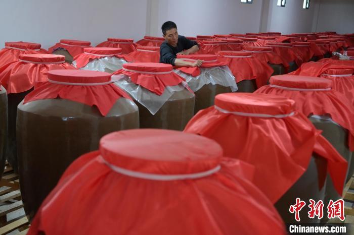 圖為5月10日，工作人員在儲(chǔ)酒庫(kù)檢查酒缸密封性。九美旦增　攝