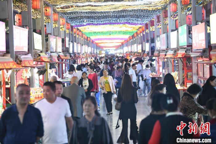 圖為燈光亮起，明清街夜市人氣漸旺?！〈魑牟?攝</p><p>