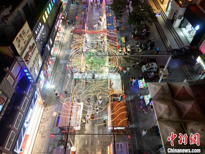 圖為明清街夜市燈光點(diǎn)亮具有武威文化元素的“銅奔馬”彩燈。(無人機(jī)照片) 　戴文昌 攝</p><p>