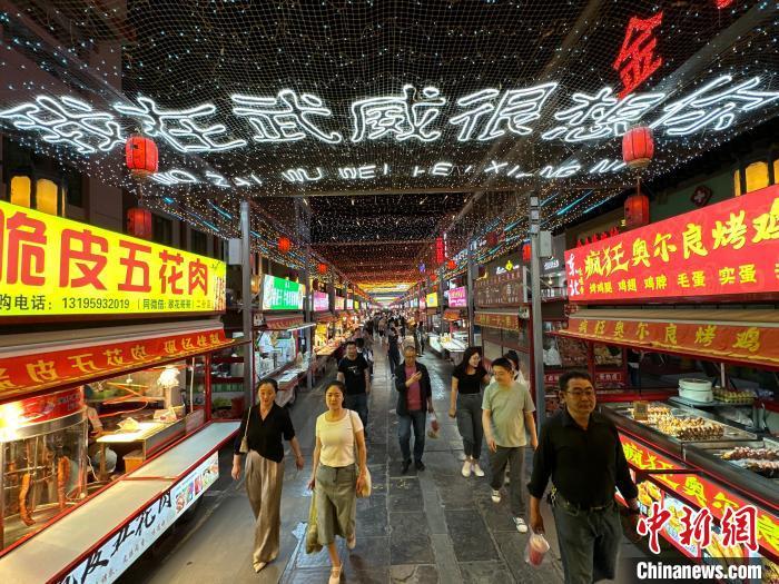 圖為明清街夜市燈光點(diǎn)亮“我在武威很想你”?！〈魑牟?攝</p><p>