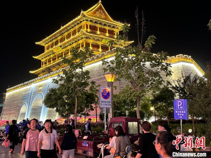 圖為夜幕降臨，涼州古城門燈光亮起?！〈魑牟?攝
