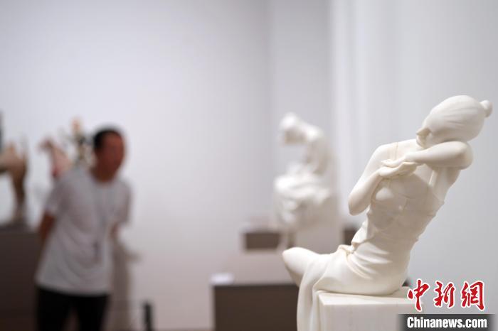 5月21日，在“絲路印跡”雕塑藝術(shù)作品展展出的作品《綺羅香·香》。九美旦增 攝</p>
<p>