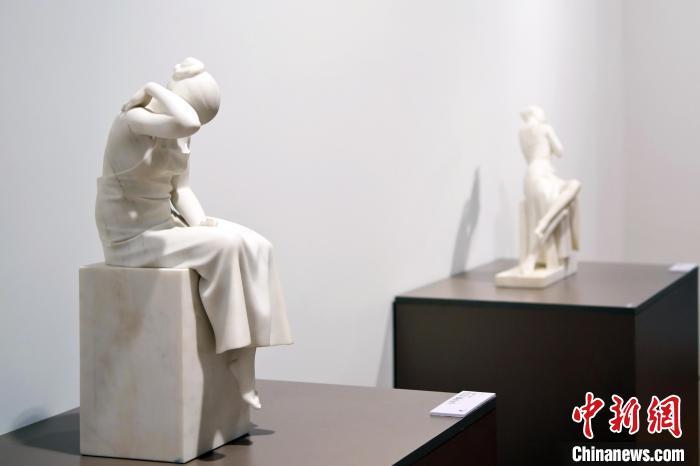 5月21日，在“絲路印跡”雕塑藝術(shù)作品展展出的雕塑作品《聲聲慢·艾艾》。九美旦增 攝</p>
<p>