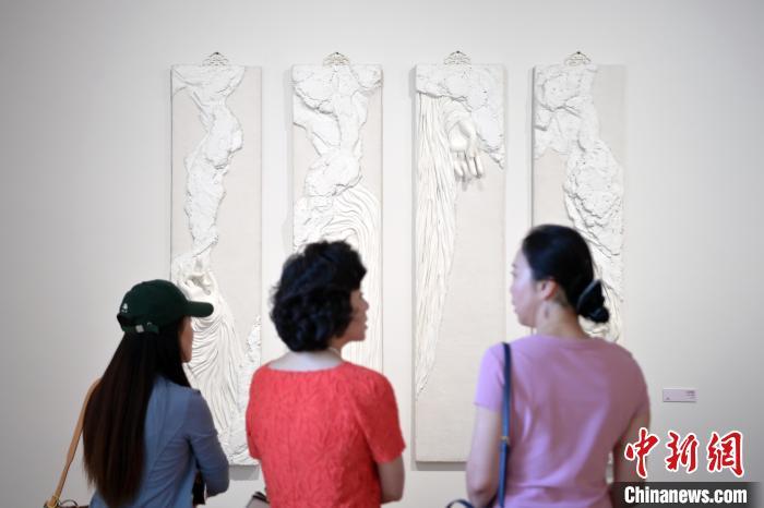 5月21日，觀眾參觀在“絲路印跡”雕塑藝術(shù)作品展展出的作品《無(wú)相》。九美旦增 攝</p>
<p>