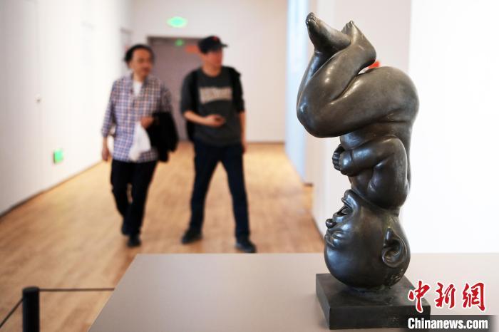 5月21日，觀眾參觀“絲路印跡”雕塑藝術(shù)作品展展出的雕塑作品。九美旦增 攝</p>
<p>