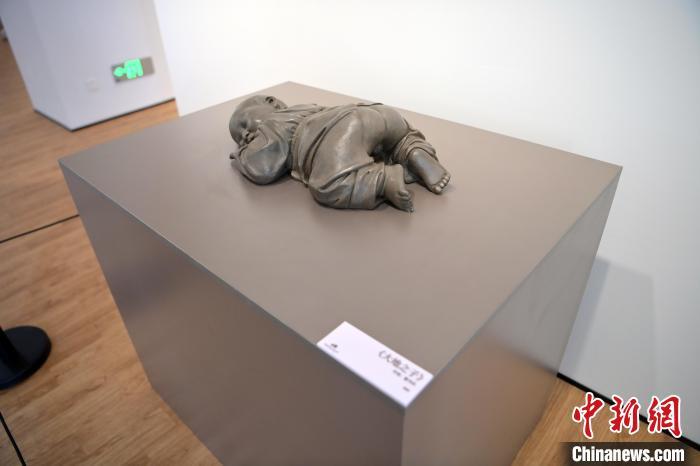 5月21日，在“絲路印跡”雕塑藝術(shù)作品展展出的作品《大地之子》。九美旦增 攝</p>
<p>