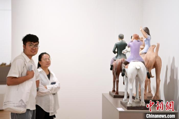 5月21日，觀眾參觀在“絲路印跡”雕塑藝術(shù)作品展展出的雕塑作品《絲路話語(yǔ)》。九美旦增 攝</p>
<p>