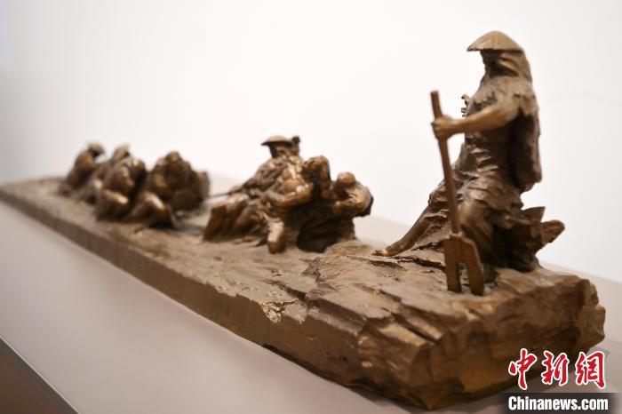 5月21日，在“絲路印跡”雕塑藝術(shù)作品展展出的作品《治水為民·禹德九州》。九美旦增 攝</p>
<p>