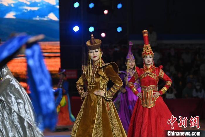 圖為開幕式現場蒙古族服飾秀。李亞龍 攝</p>
<p>