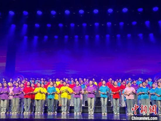 5月28日晚，“詩意甘肅·絲路長風(fēng)三千里”——月出涼州·武威詩會在甘肅省武威市漢唐天馬城舉行。楊娜 攝