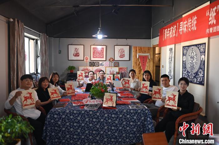6月6日，在甘肅敦煌青年夜校課程中，青年學(xué)員展示學(xué)習(xí)敦煌非遺剪紙的成果。