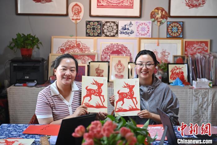 6月6日，在甘肅敦煌青年夜校課程中，青年學(xué)員展示學(xué)習(xí)敦煌非遺剪紙的成果。李亞龍 攝　　