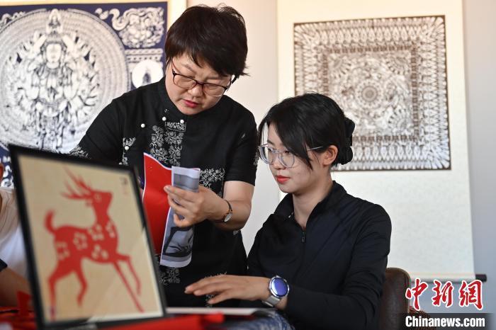 6月6日，在甘肅敦煌青年夜校課程中，青年學(xué)員學(xué)習(xí)敦煌非遺剪紙課程。李亞龍 攝