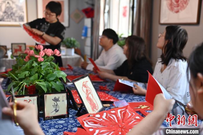 6月6日，在甘肅敦煌青年夜校課程中，青年學(xué)員學(xué)習(xí)敦煌非遺剪紙課程。李亞龍 攝　　