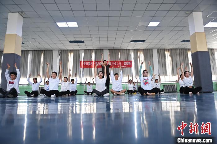 6月6日，在甘肅敦煌青年夜校課程中，青年學(xué)員學(xué)習(xí)敦煌舞課程。李亞龍 攝　　