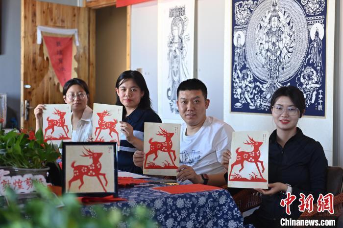 6月6日，在甘肅敦煌青年夜校課程中，青年學(xué)員展示學(xué)習(xí)敦煌非遺剪紙的成果。李亞龍 攝　　