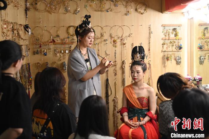 6月6日，在甘肅敦煌青年夜校課程中，青年學(xué)員學(xué)習(xí)敦煌美妝課程。李亞龍 攝