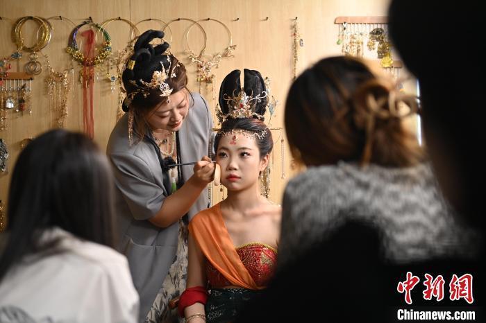 6月6日，在甘肅敦煌青年夜校課程中，青年學(xué)員學(xué)習(xí)敦煌美妝課程。李亞龍 攝　　