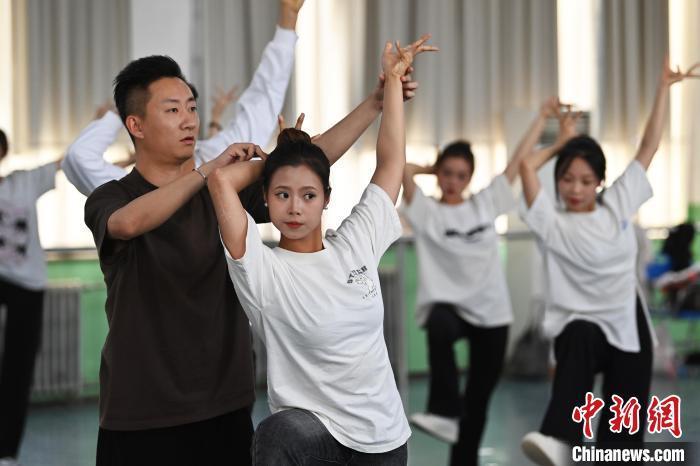 6月6日，在甘肅敦煌青年夜校課程中，青年學(xué)員學(xué)習(xí)敦煌舞課程。李亞龍 攝　　
