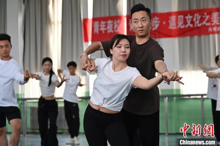 6月6日，在甘肅敦煌青年夜校課程中，學(xué)員學(xué)習(xí)敦煌舞課程。李亞龍 攝　　