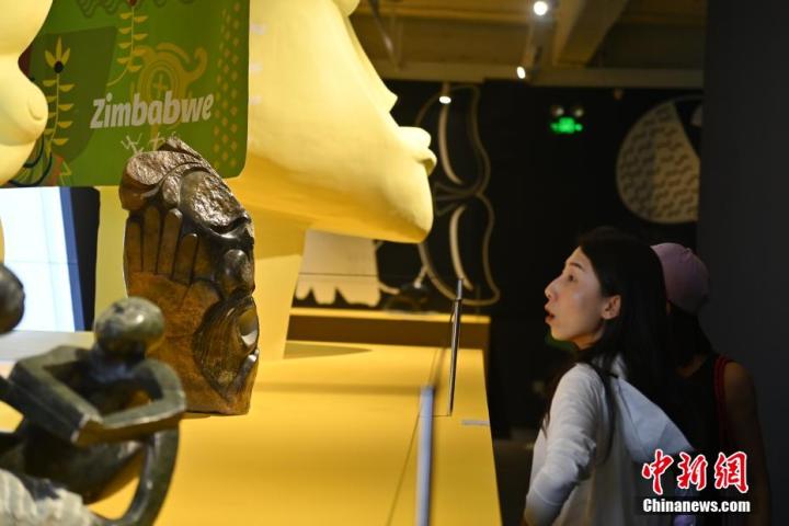 圖為游客參觀藝術(shù)展。中新社記者 李亞龍 攝