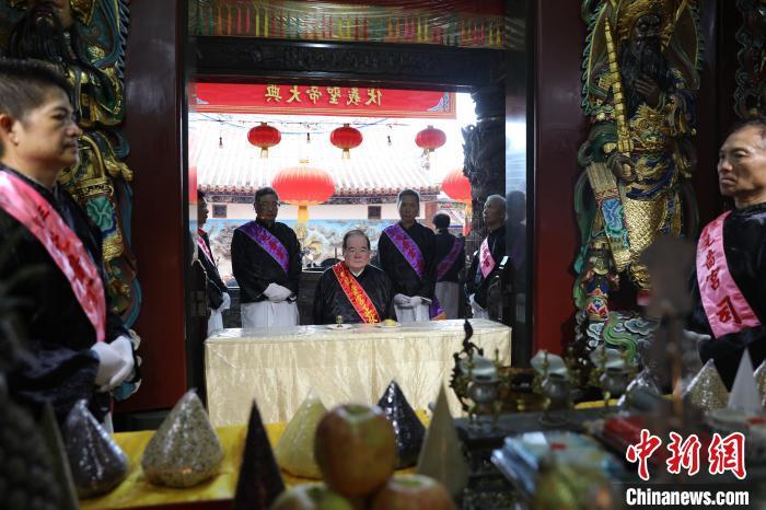 6月21日，“2024(甲辰年)兩岸共祭人文始祖伏羲典禮”在臺(tái)灣新北舉行。擔(dān)任主祭官的先嗇宮董事長(zhǎng)、中國國民黨前秘書長(zhǎng)李乾龍(中)出席典禮并擔(dān)任主祭官。中新社記者 張曉曦 攝