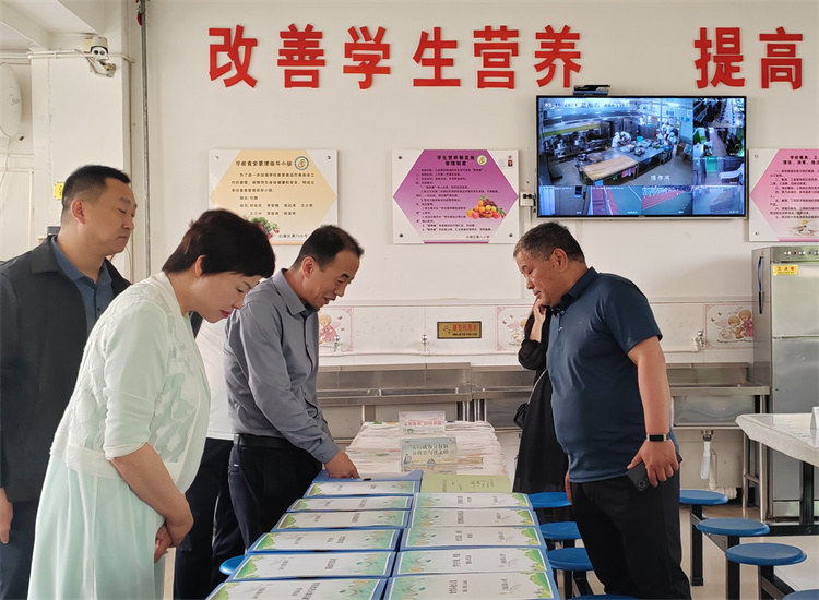 市紀委監(jiān)委扎實推動開展群眾身邊腐敗和作風問題集中整治工作，圖為市紀委監(jiān)委派駐市教育局紀檢監(jiān)察組在白銀區(qū)開展“中小學校園食品安全和膳食經(jīng)費管理”集中整治工作開展情況督查.jpg