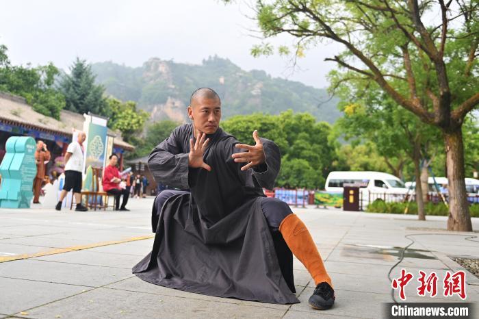 7月14日，甘肅省平?jīng)鍪嗅轻忌骄皡^(qū)內，嵩山少林弟子展示武藝。7月13日至14日，“2024年北京體育大學第十五屆國際武術比賽交流大會暨首屆崆峒山國際武術大會”舉行，大會也在崆峒山景區(qū)進行問道崆峒、武術高級研修班、崆峒拜師等系列活動。中新社記者 李亞龍 攝</p>
<p>