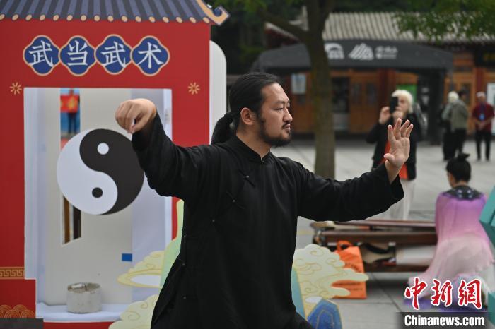 7月14日，甘肅省平?jīng)鍪嗅轻忌骄皡^(qū)內，武當玄武派傳承人展示武當武術。7月13日至14日，“2024年北京體育大學第十五屆國際武術比賽交流大會暨首屆崆峒山國際武術大會”舉行，大會也在崆峒山景區(qū)進行問道崆峒、武術高級研修班、崆峒拜師等系列活動。中新社記者 李亞龍 攝</p>
<p>