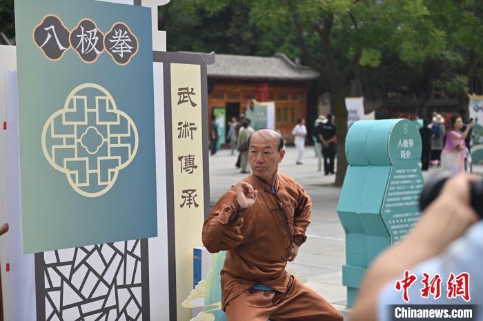 7月14日，甘肅省平?jīng)鍪嗅轻忌骄皡^(qū)內，八極拳傳承人展示八極拳。7月13日至14日，“2024年北京體育大學第十五屆國際武術比賽交流大會暨首屆崆峒山國際武術大會”舉行，大會也在崆峒山景區(qū)進行問道崆峒、武術高級研修班、崆峒拜師等系列活動。中新社記者 李亞龍 攝</p>
<p>
