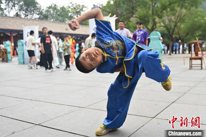 7月14日，甘肅省平?jīng)鍪嗅轻忌骄皡^(qū)內，小朋友展示查拳。7月13日至14日，“2024年北京體育大學第十五屆國際武術比賽交流大會暨首屆崆峒山國際武術大會”舉行，大會也在崆峒山景區(qū)進行問道崆峒、武術高級研修班、崆峒拜師等系列活動。中新社記者 李亞龍 攝</p>
<p>