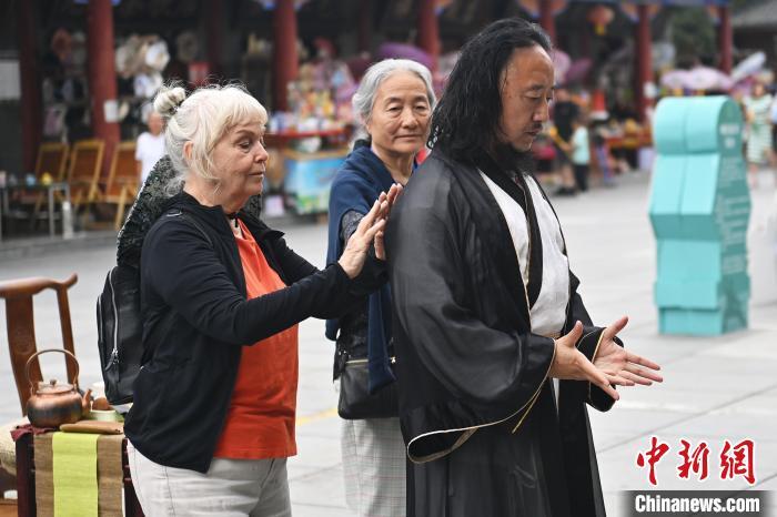 7月14日，甘肅省平?jīng)鍪嗅轻忌骄皡^(qū)內，外籍武術愛好者感受青城武術。7月13日至14日，“2024年北京體育大學第十五屆國際武術比賽交流大會暨首屆崆峒山國際武術大會”舉行，大會也在崆峒山景區(qū)進行問道崆峒、武術高級研修班、崆峒拜師等系列活動。中新社記者 李亞龍 攝</p>
<p>