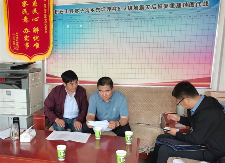州縣紀委監(jiān)委機關(guān)聯(lián)合督查組對下沉干部 、駐村干部 、包村組長、村干部 “四級”干部履職到崗情況，以及工作日志和民情臺賬、訴求臺賬進行日常監(jiān)督檢查，壓實工作責(zé)任。.jpg