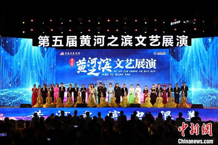7月19日晚，第五屆黃河之濱文藝展演在蘭州體育文化廣場開幕。張曦予 攝