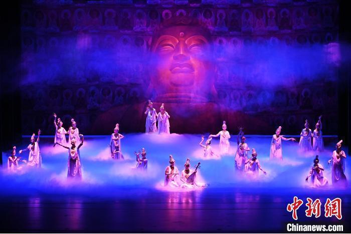 7月18日晚，中國經(jīng)典舞劇《絲路花雨》在甘肅蘭州黃河劇院進(jìn)行演出。中國經(jīng)典舞劇《絲路花雨》迎來45周年，7月17日-8月4日在蘭州開啟為期多天的駐場演出。該舞劇取材于敦煌莫高窟壁畫，集中國霓裳羽衣舞、敦煌舞、印度舞、黑巾舞、波斯馬鈴舞等于一身，自1979年演出至今，該劇先后在40多個(gè)國家和地區(qū)演出近4000場，觀眾550多萬人次。中新社記者 李亞龍 攝</p>
<p>