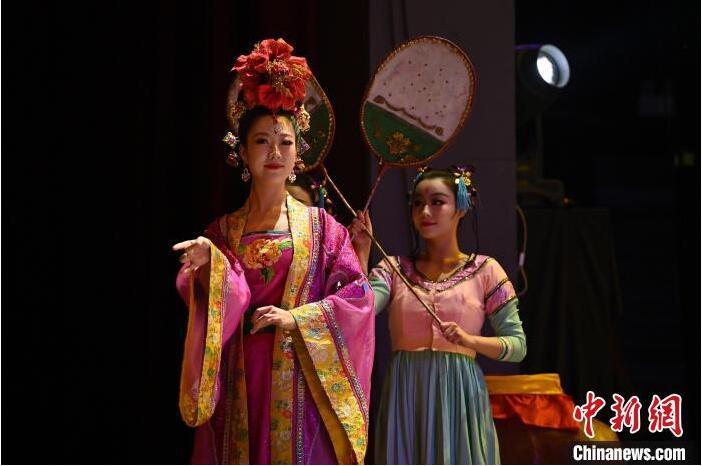 7月18日晚，中國經(jīng)典舞劇《絲路花雨》在甘肅蘭州黃河劇院進(jìn)行演出。中國經(jīng)典舞劇《絲路花雨》迎來45周年，7月17日-8月4日在蘭州開啟為期多天的駐場演出。該舞劇取材于敦煌莫高窟壁畫，集中國霓裳羽衣舞、敦煌舞、印度舞、黑巾舞、波斯馬鈴舞等于一身，自1979年演出至今，該劇先后在40多個(gè)國家和地區(qū)演出近4000場，觀眾550多萬人次。中新社記者 李亞龍 攝</p>
<p>