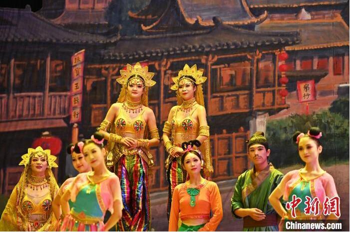 7月18日晚，中國經(jīng)典舞劇《絲路花雨》在甘肅蘭州黃河劇院進(jìn)行演出。中國經(jīng)典舞劇《絲路花雨》迎來45周年，7月17日-8月4日在蘭州開啟為期多天的駐場演出。該舞劇取材于敦煌莫高窟壁畫，集中國霓裳羽衣舞、敦煌舞、印度舞、黑巾舞、波斯馬鈴舞等于一身，自1979年演出至今，該劇先后在40多個(gè)國家和地區(qū)演出近4000場，觀眾550多萬人次。中新社記者 李亞龍 攝</p>
<p>