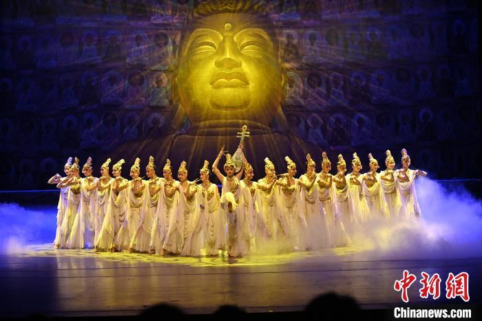 7月18日晚，中國經(jīng)典舞劇《絲路花雨》在甘肅蘭州黃河劇院演出。李亞龍 攝