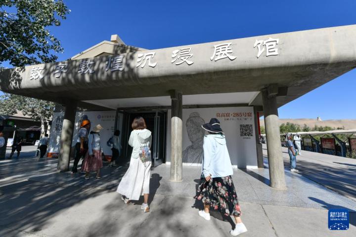 7月22日，游客排隊進入“尋境敦煌——數(shù)字敦煌沉浸展”場館。新華社記者 郎兵兵 攝</p>
<p>
