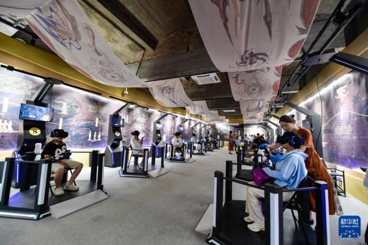 7月22日，游客線下體驗“尋境敦煌——數(shù)字敦煌沉浸展”。新華社記者 郎兵兵 攝</p>
<p>