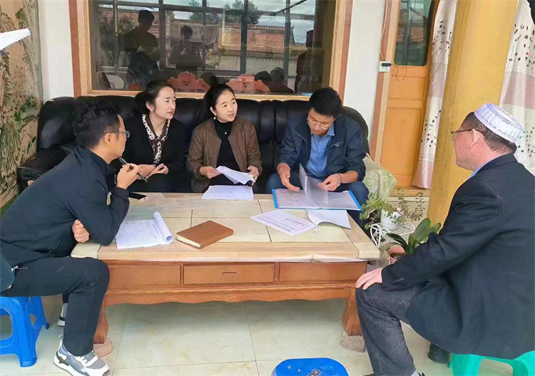 臨潭縣卓洛鄉(xiāng)紀委工作人員在下園子村農(nóng)戶家中了解在發(fā)放大病救助補助資金中是否存在落實不及時、不到位等作風(fēng)方面的問題。.jpg