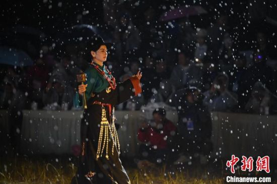 圖為2024年8月6日晚大賽現(xiàn)場模特進行比賽。李亞龍 攝