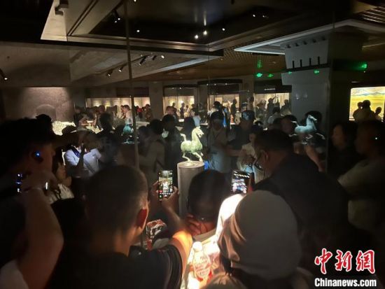 8月17日至23日，“濃濃民族情 兩岸一家親”臺灣同胞參訪團(tuán)甘肅行交流活動在甘肅展開。圖為臺胞參觀甘肅省博物館。中新社記者 閆姣 攝