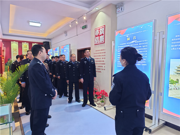 嘉峪關(guān)市公安局明珠路派出所參觀市公安局紀法廉政警示教育基地。.jpg